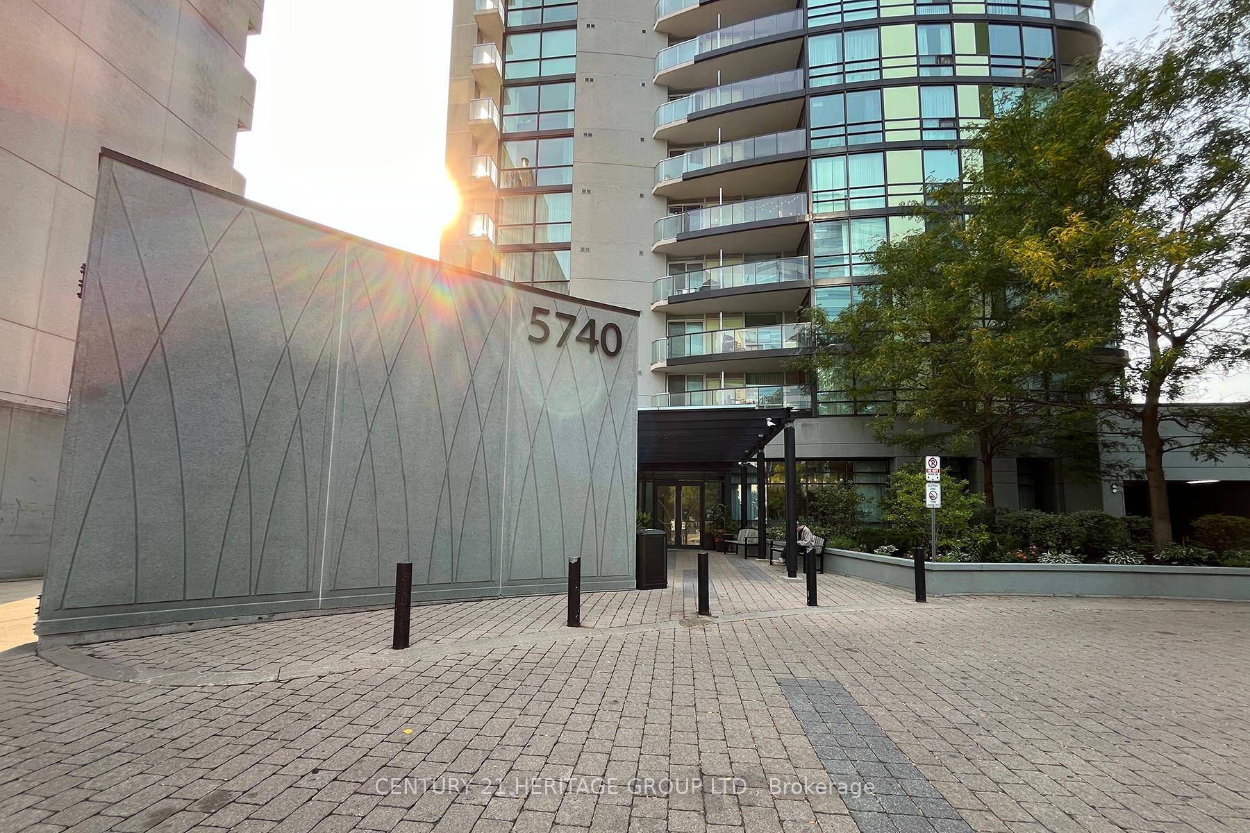 Furnished and newly renovated 2 bed, 2 bath condo unit with unblocked and beautiful south facing views of Toronto !