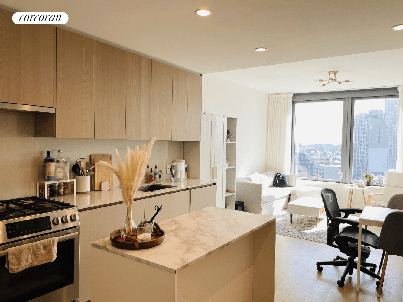 Welcome to a fabulous living experience at 3 Court Square, Unit 1910 !