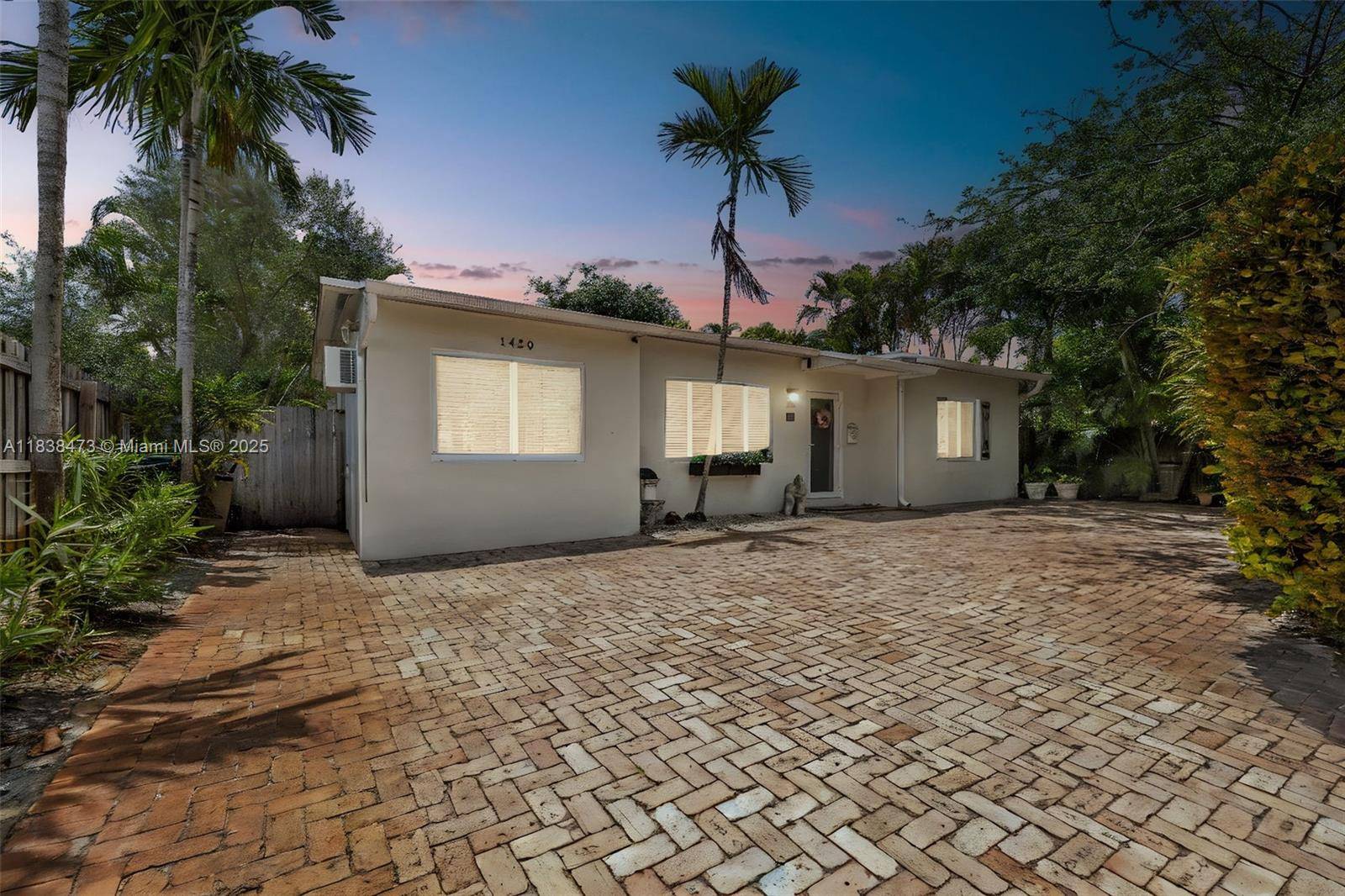 Must see this, updated 3 bedrooms and 2 bathrooms single family home in excellent neighborhood of Poinsettia Heights.