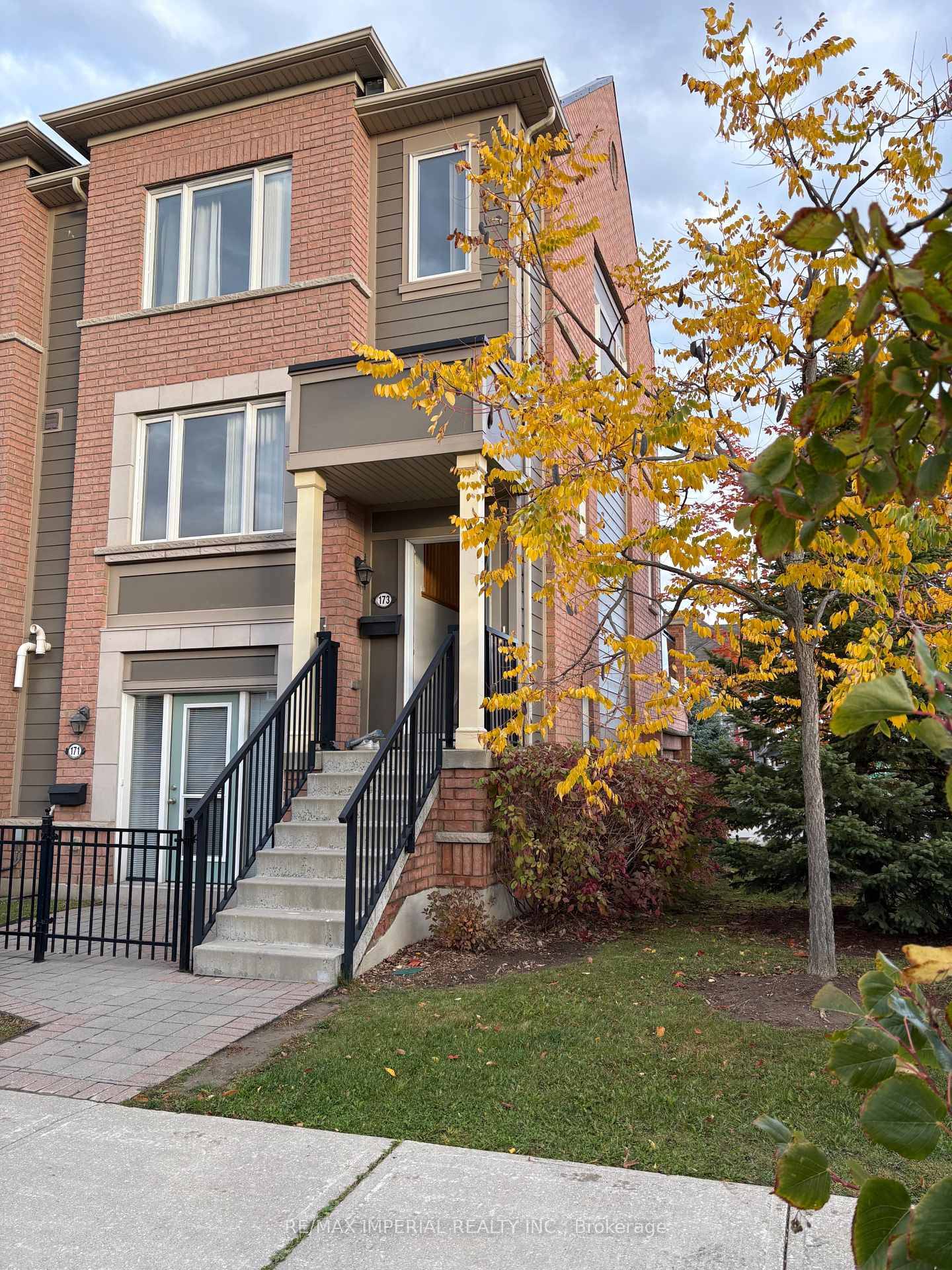 Bright And Spacious South Facing 2 Level End Unit Offering Over 1, 300 Sq.