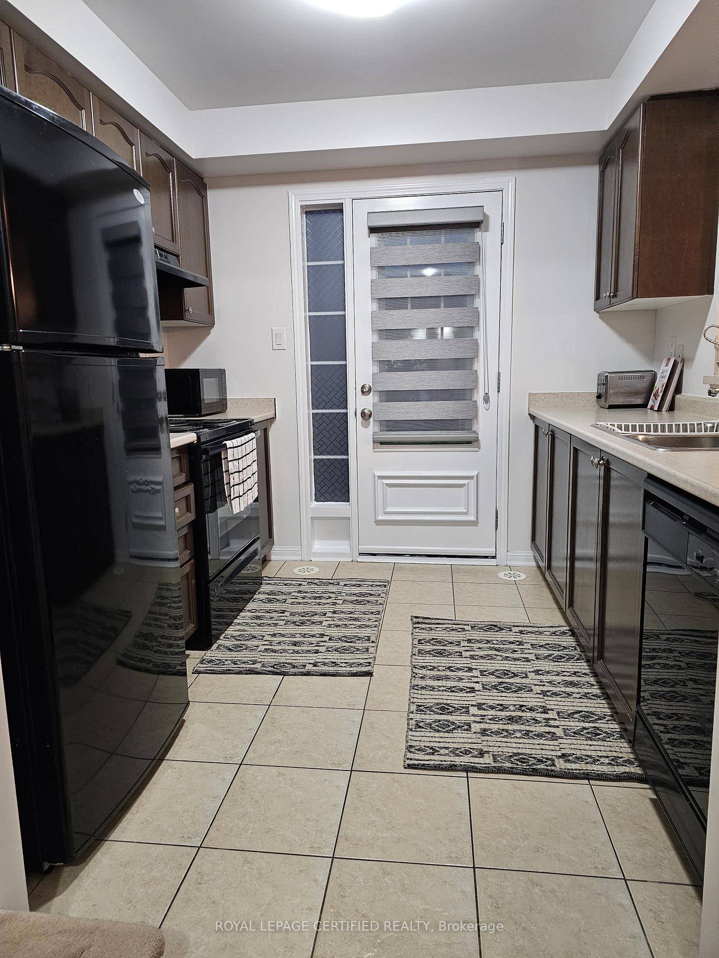 Welcome to this cozy and beautiful 2 bedroom, 2 bathroom freehold townhome in the highly desirable Hawthorne Village on the Escarpment community !