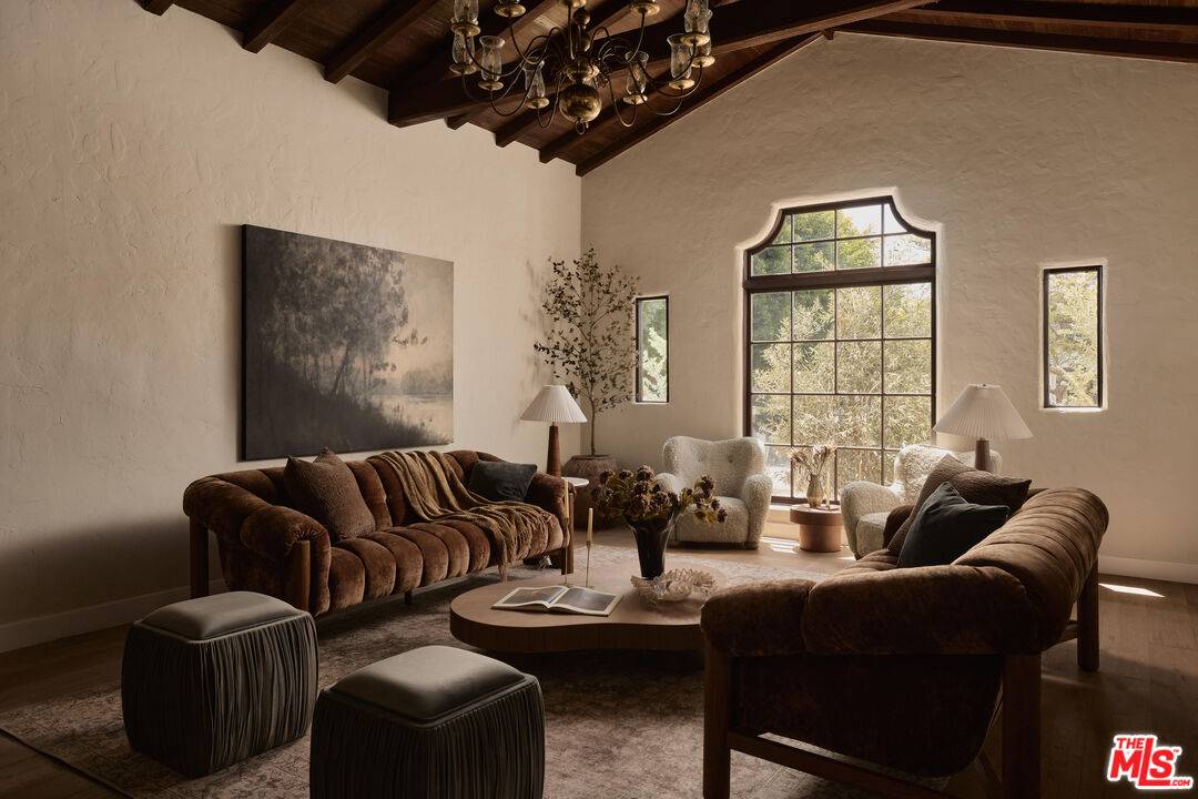 6255   Del Valle Dr 4BR Beverly Grove La