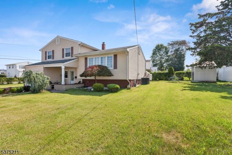 HOUSE IN MOVE IN CONDITION NEAR TRANSPORTATION NAD SHOPING