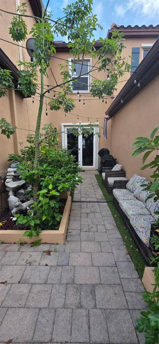 Welcome to this beautiful and well maintenance Townhome in Kendall Square Neighborhood, a very comfortable community close to daily Grocery Stores, Restaurants, Easy Mayor Road Access, Excellent For Families with ...