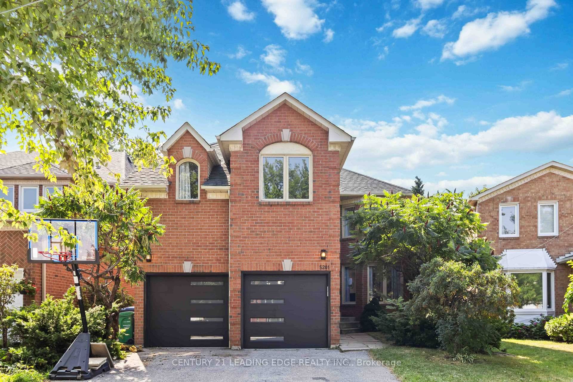 Welcome to this beautifully upgraded 4 bedroom, 4 bathroom home in Mississaugas sought after Hurontario community.