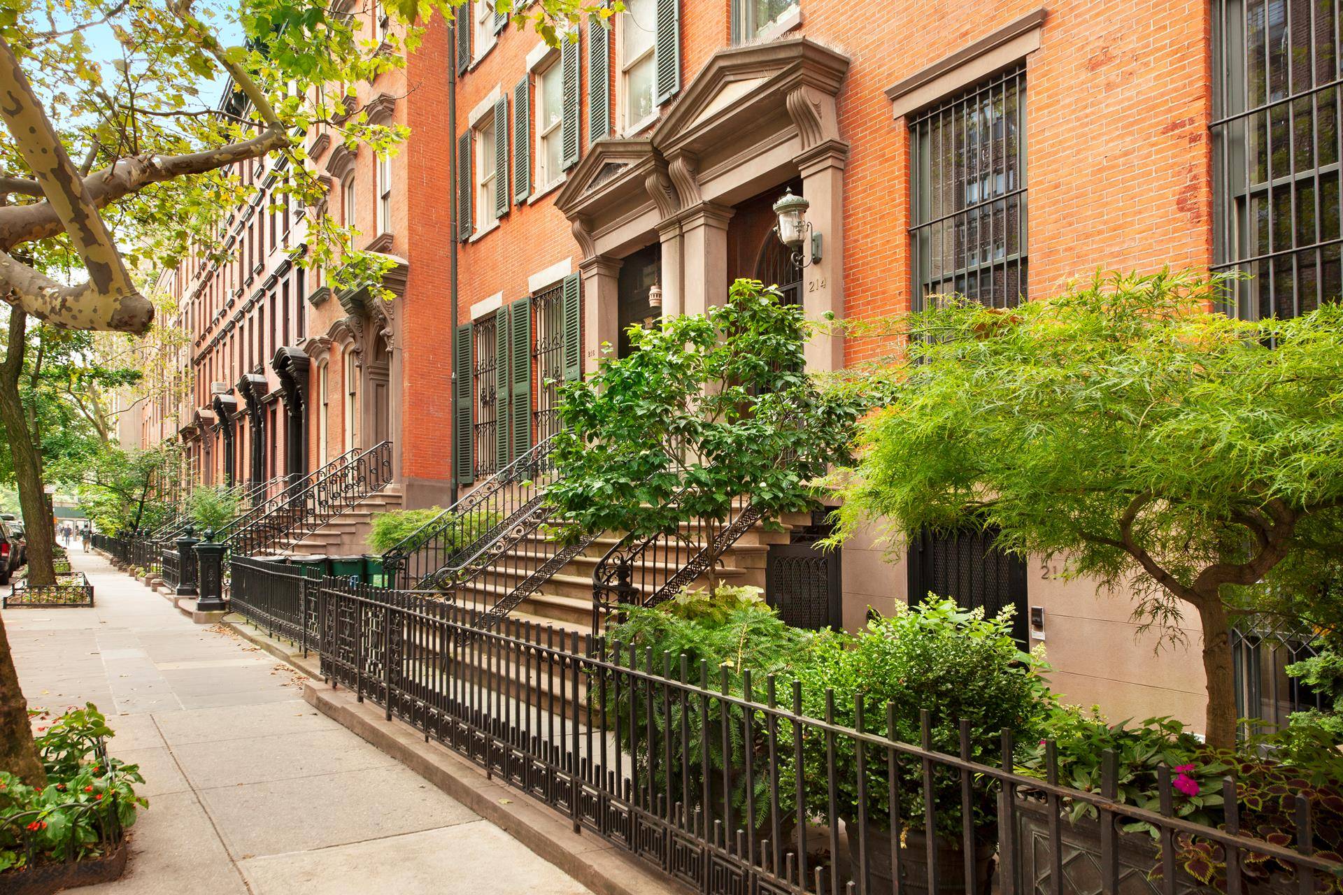 This splendid 25 wide townhouse on a tree lined Gramercy residential block exudes grandeur and elegance.