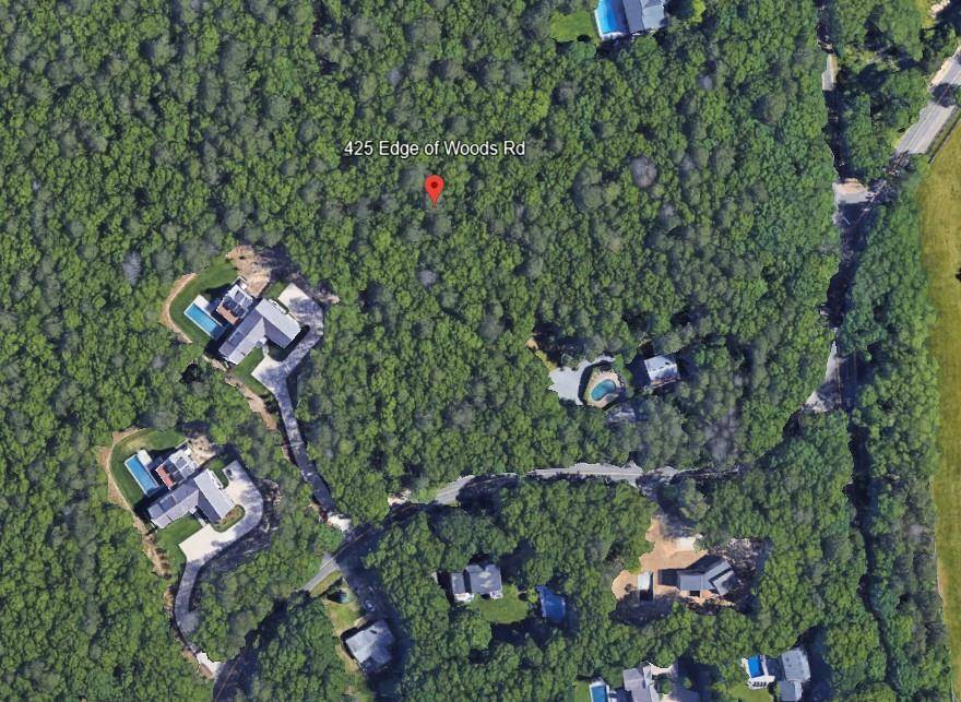 Prime 1. 89 Acre Vacant Lot Minutes to Bridgehampton, Southampton, and Sag Harbor This exceptional 1.