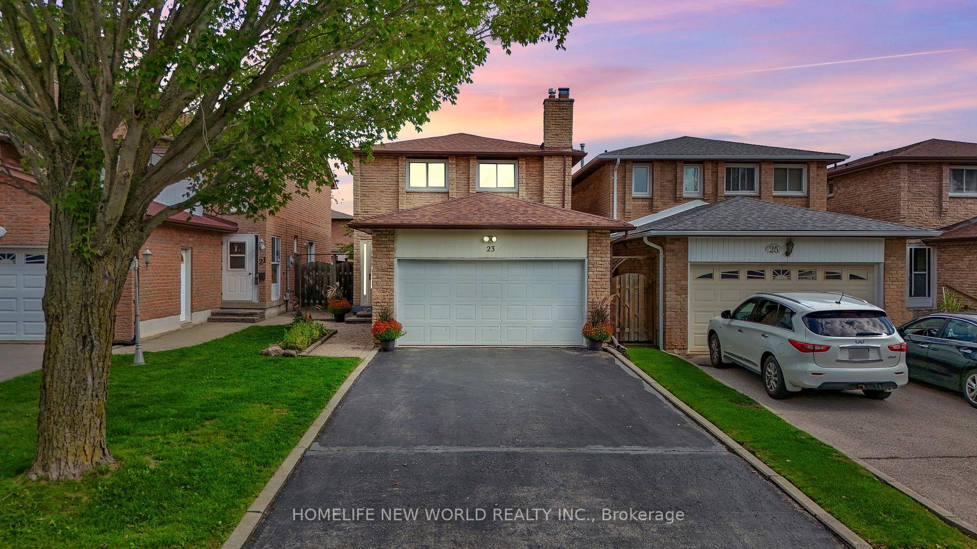 Hidden Gem In Milliken Mills West Community Beautiful 3 Bedrooms Plus 2 Doubled Garage House 4 Cars Parking Driveway On A Quiet Street Only Mins Walk to Birchmount amp ; ...