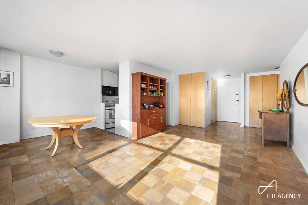 1 BR ALCOVE AVAILABLE PARKING SPACE This spacious 1 BR apartment with a dining alcove was upgraded some time ago, but its pricing accommodates a complete renovation tailored to your ...