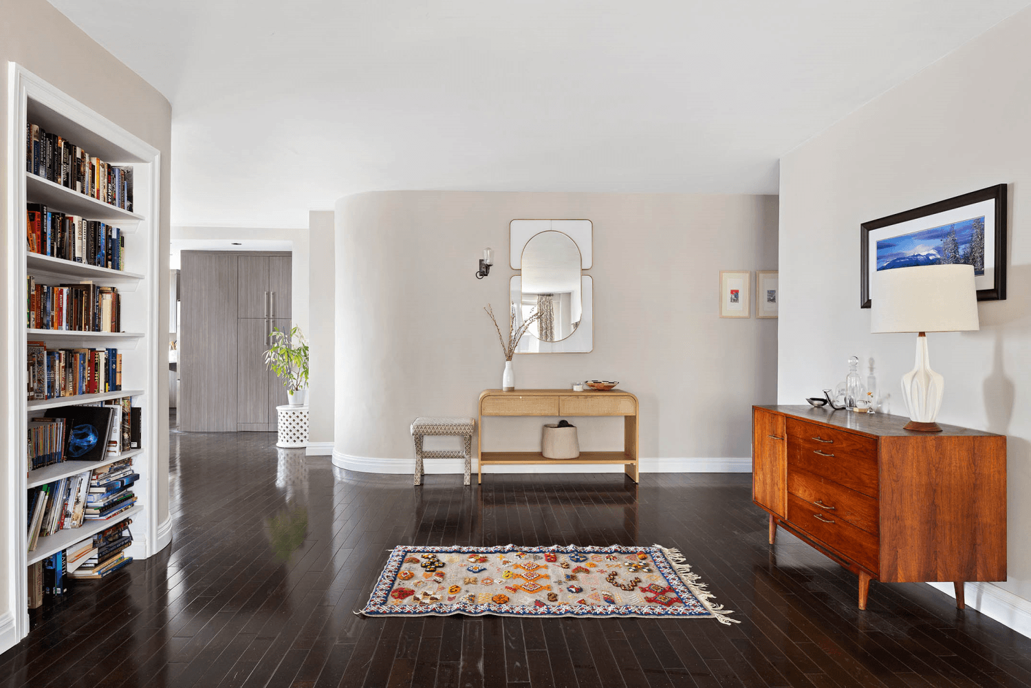 Perched on the 23rd floor, this sun filled corner home on the Upper East Side boasts double exposures, private outdoor space, and sweeping, unobstructed views.