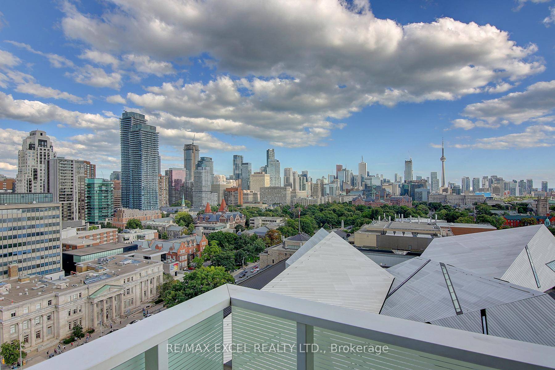 Luxurious Suite In The Heart Of Downtown, Yorkville !