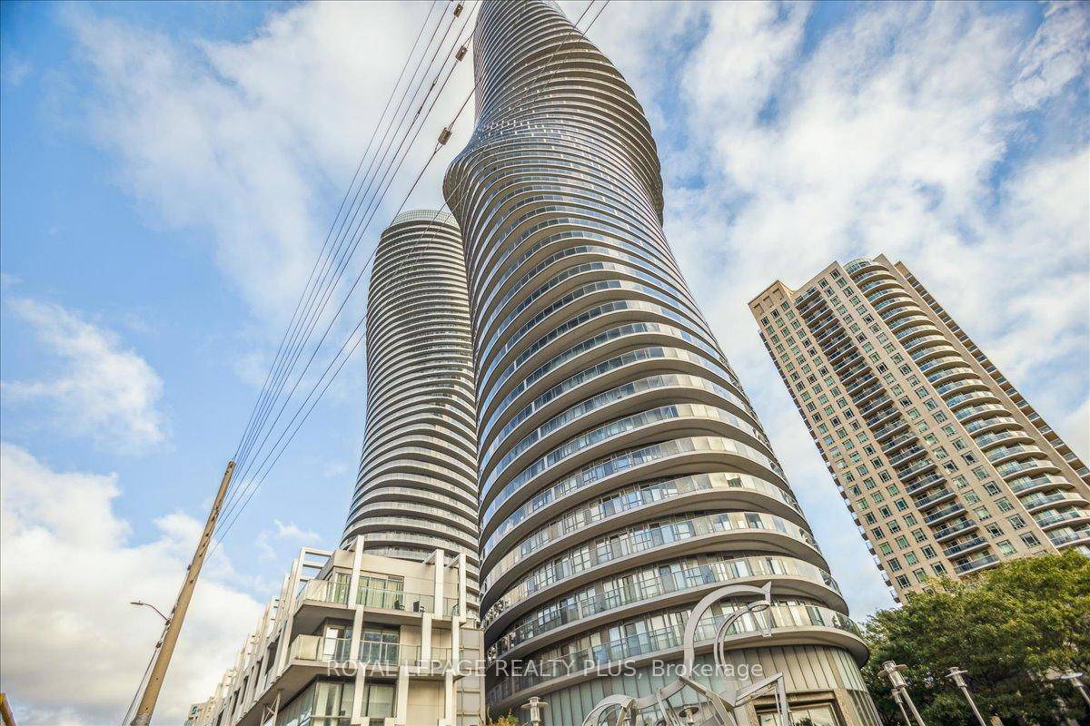 Fabulous 2 Bedroom Condo in the Heart of Mississauga !