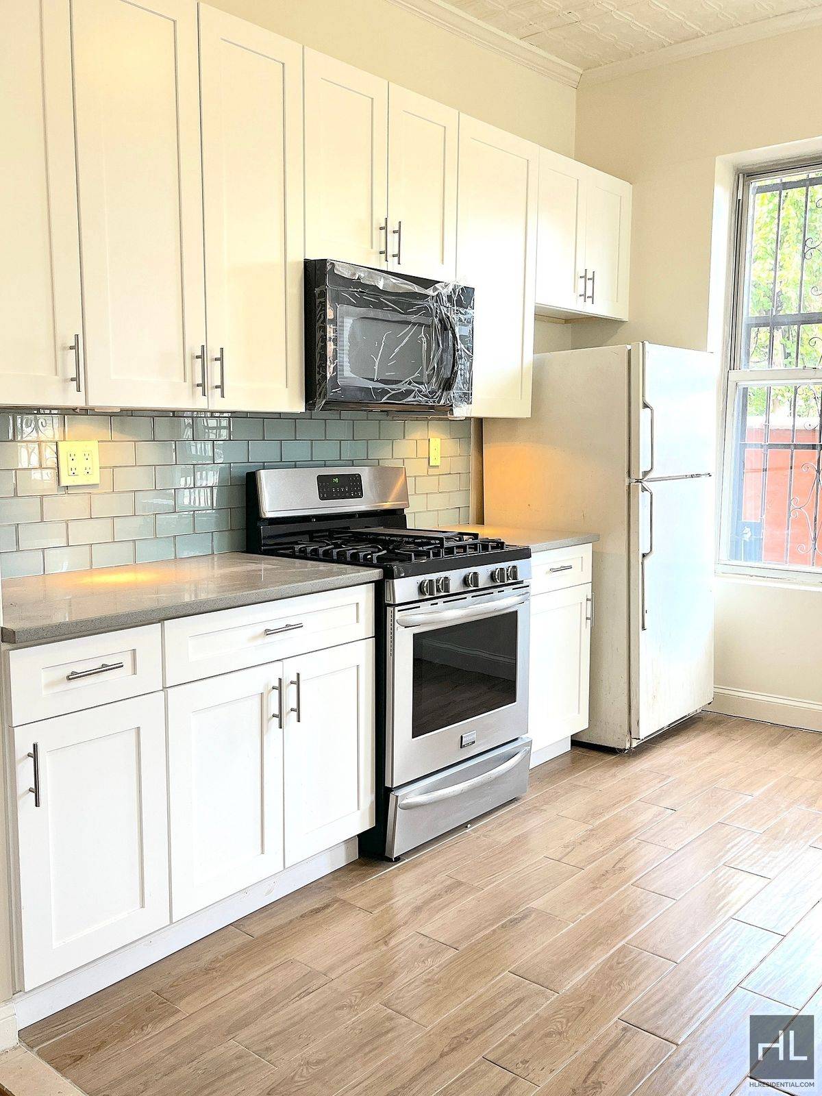 Situated in a tranquil and well maintained building with an excellent superintendent on site, this apartment boasts the following features recent renovations, high ceilings, large sunny windows providing ample natural ...