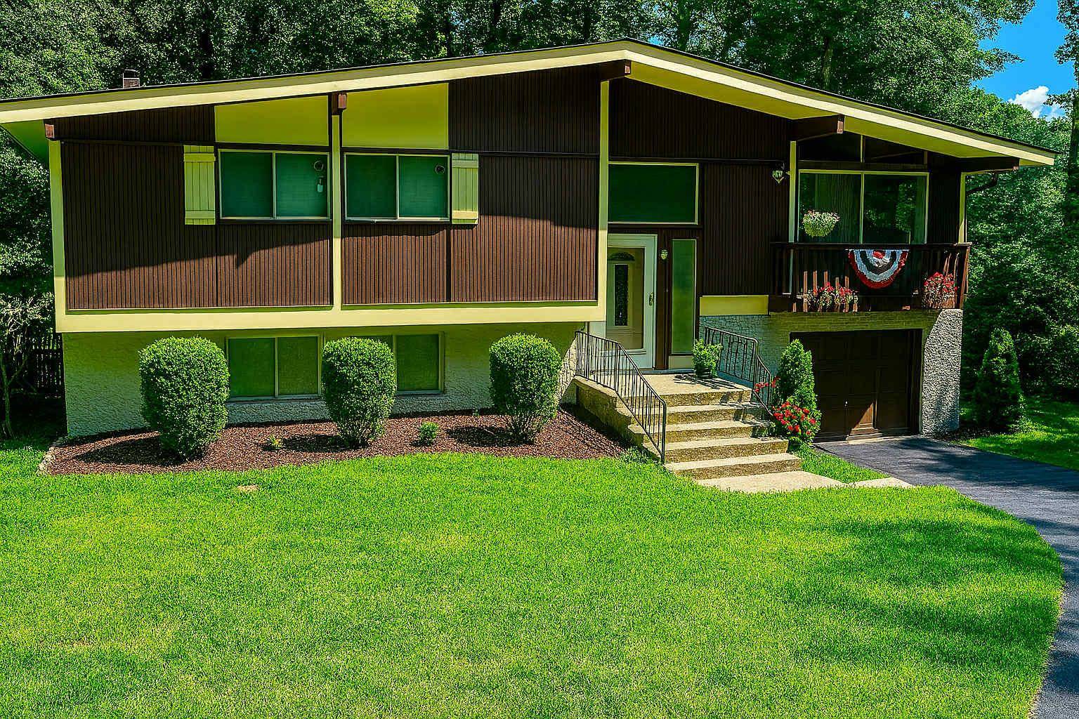 Contemporary bi level 4 beds 2 Bath home.