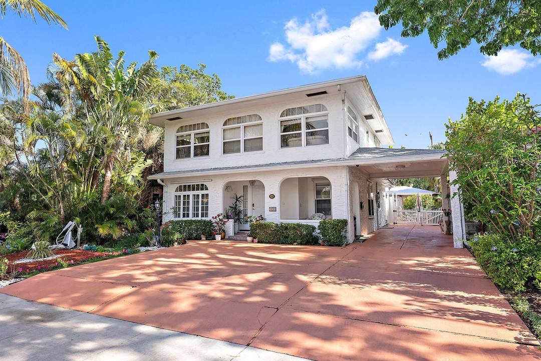 An Exquisite Spanish Colonial Estate in Prestigious Southland Park !