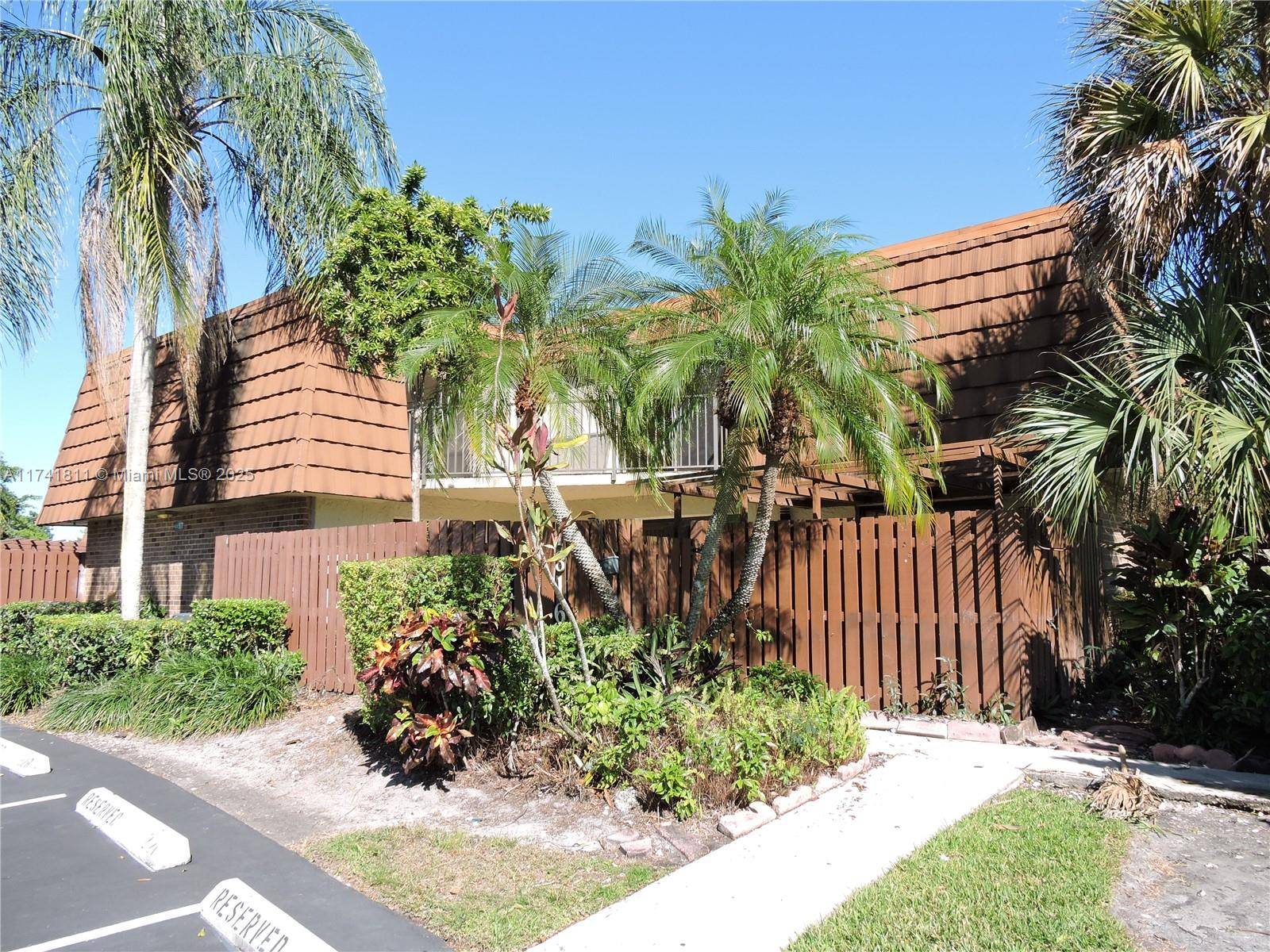SPACIOUS TOWNHOME IN THE HEART OF DAVIE.
