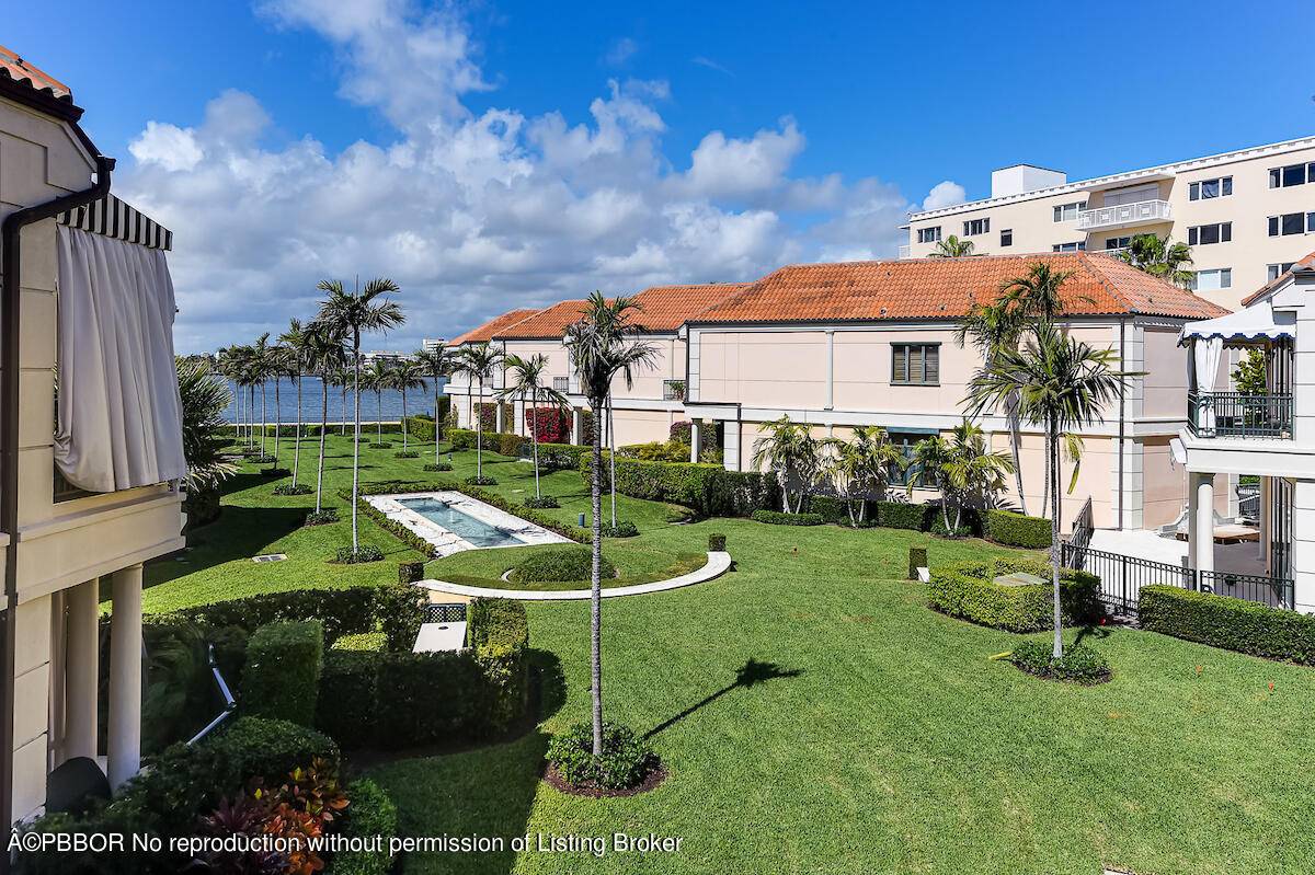 Spacious 3 bed 4 bath townhome in the heart of Palm Beach with underground parking, swimming pool and tennis court.