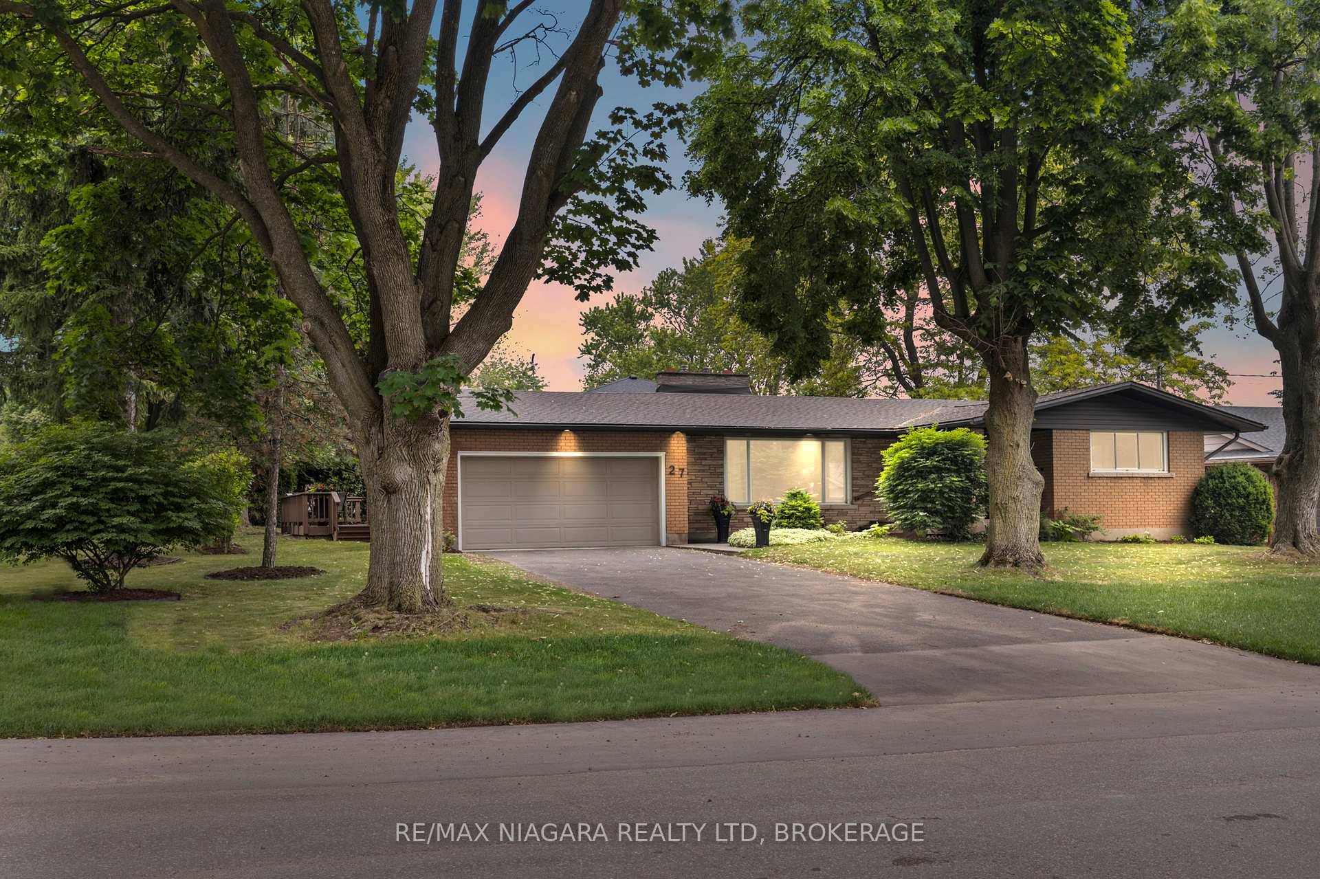 Live your best life in this fully renovated, move in ready bungalow on one of Fonthills quietest, most neighbour friendly streets.