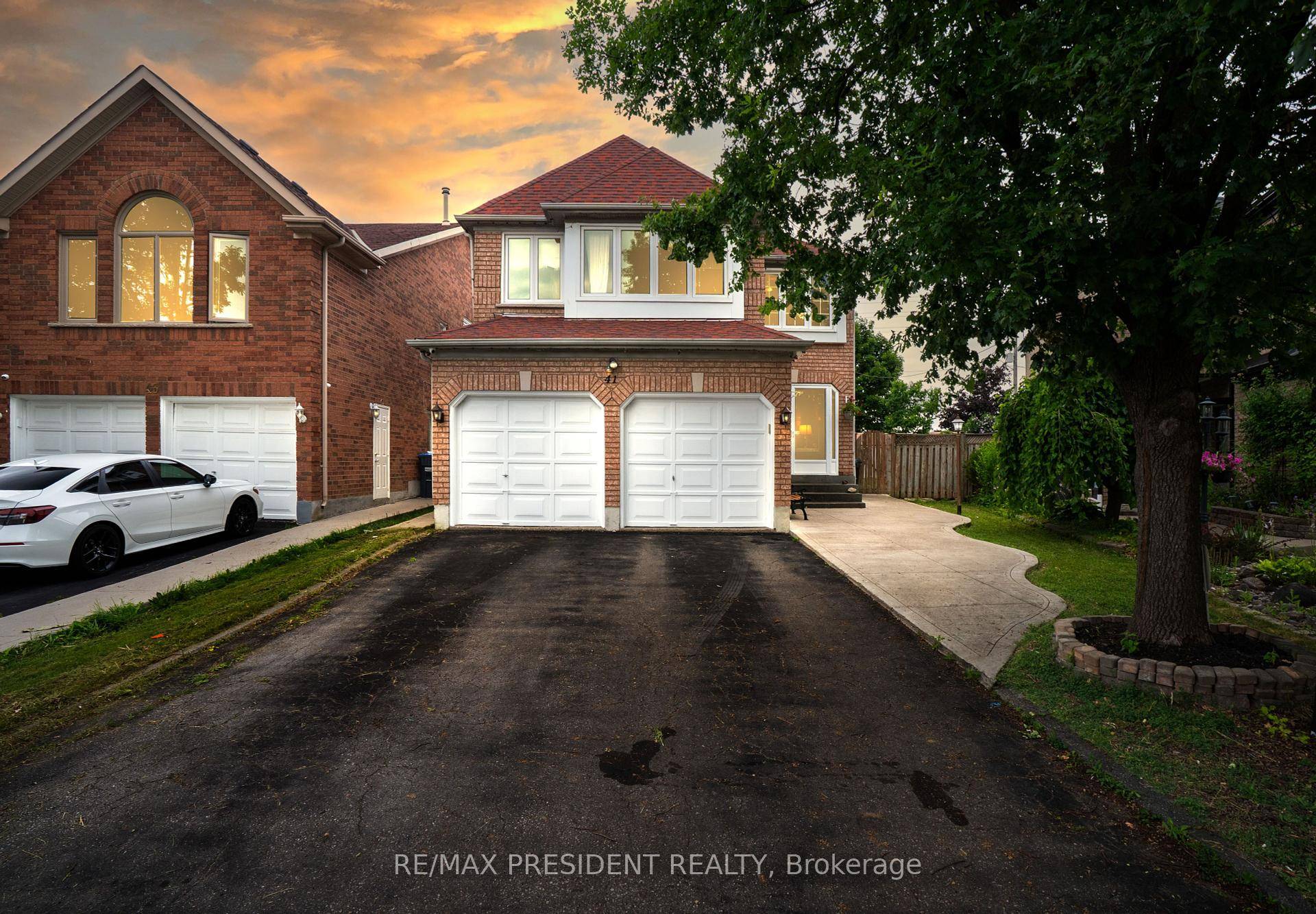 ! ! Welcome to this beautifully maintained home located on a premium pie shaped lot in the highly sought after Springdale area of Brampton.
