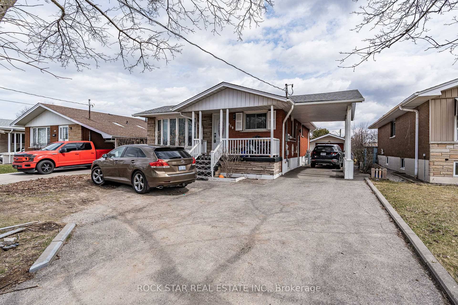 This 2 bedroom basement unit, with its own separate entrance, offers a smart, modern living space including 2 large bedrooms and modern 4 piece bathroom complete with a bathtub !
