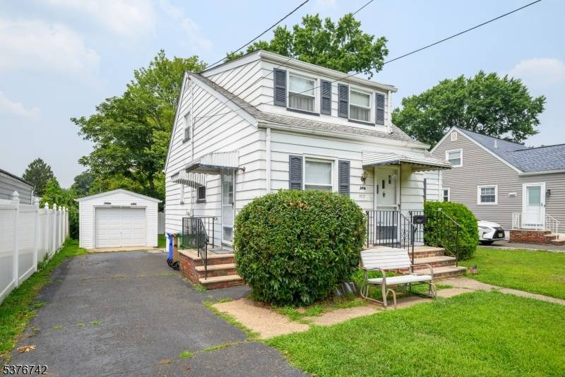 Welcome to 1717 Crescent Parkway in Linden !