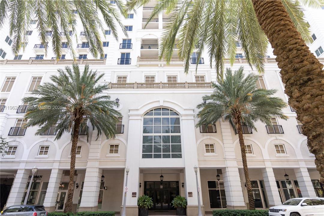 Spacious 3 bedroom, 2 bath corner unit in a desirable Coral Gables location, offering an excellent opportunity in one of the city s most walkable and vibrant neighborhoods.