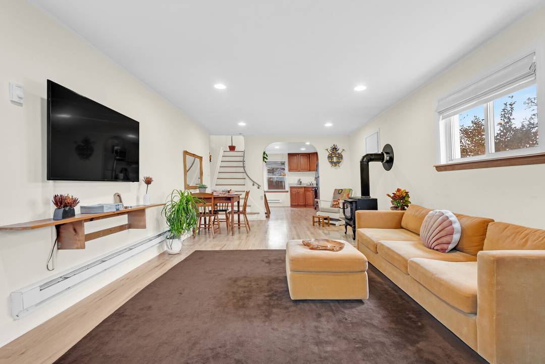 Nestled discreetly on one of New York City's extremely rare residential unpaved roads, this endearing standalone home boasts sweeping Manhattan skyline views from across the gently lapping shores of Jamaica ...
