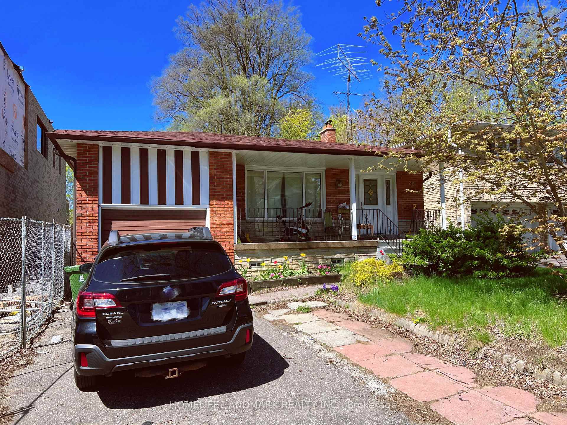 Great Location, 4 2 Backsplit In Prime Highland Creek !