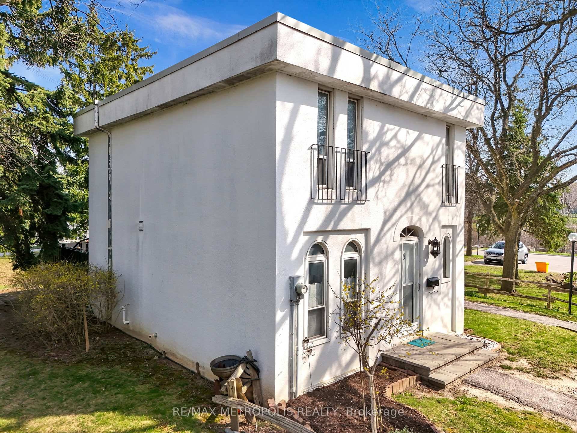 Bright amp ; Spacious End Unit Townhome Feels Like a Semi !