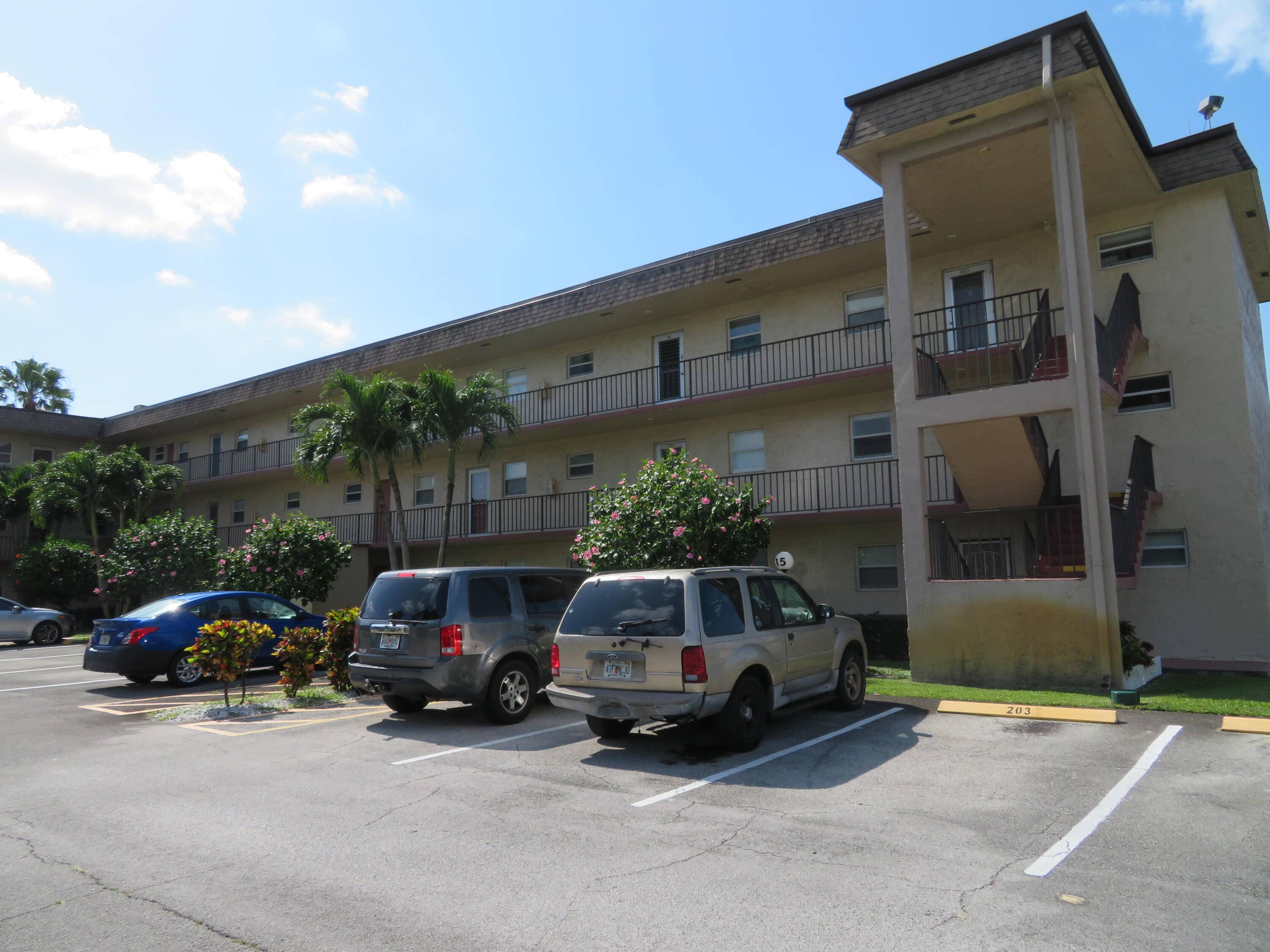 Welcome to Lakeside Village, a vibrant community in the heart of Palm Springs, Florida.