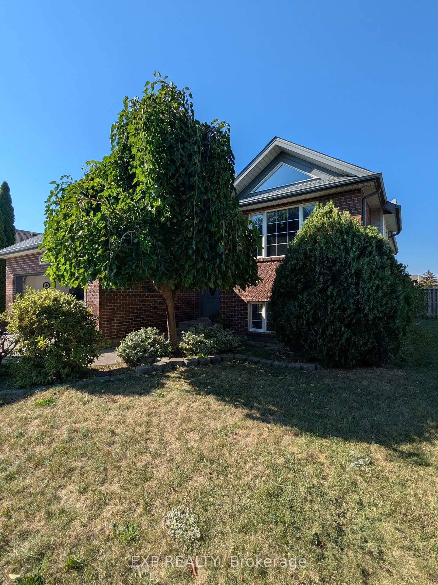 PRICED TO SELL ! ! This beautifully maintained 3 1 bedroom, 2.