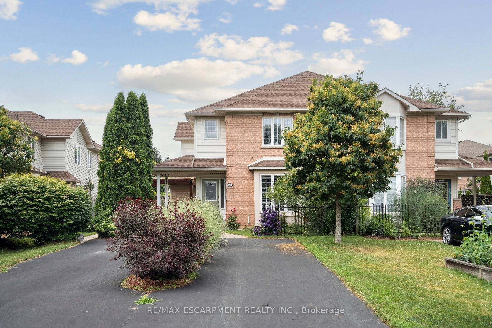 Welcome to this IMMACULATELY KEPT, MOVE IN READY townhouse with a finished basement in the PERFECT Parkview neighbourhood, known for being well kept, serene, safe and with an abundance of ...