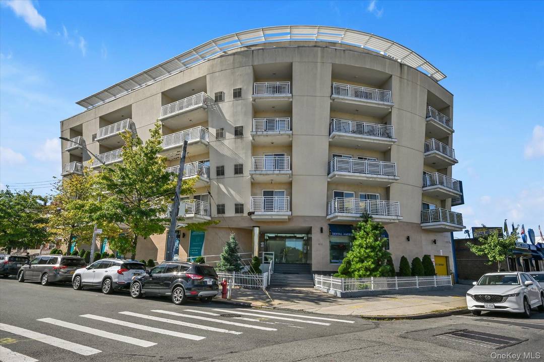 Penthouse Condo with large Private Terrace amp ; Parking This bright and modern 2 bedroom, 2 bathroom penthouse condo offers an open concept kitchen, high ceilings, and wood floors throughout.