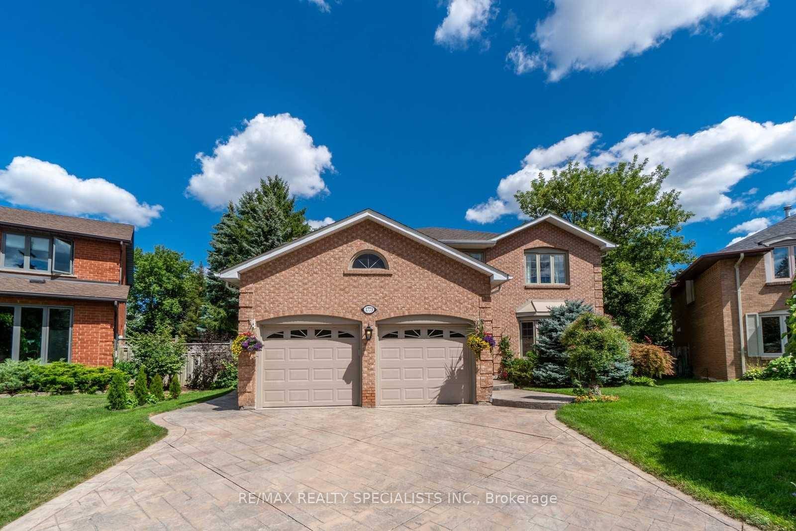 Your search is over ! This executive 3000 sq.