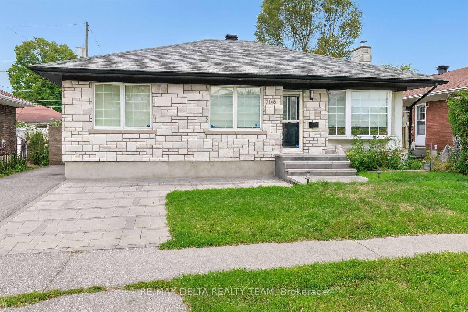 Modern Bungalow Upper Unit Steps to CHEO amp ; General Hospital Prime location close to Downtown, this bright 3 bed, 1 bath upper unit features a stylish kitchen, tiled and ...