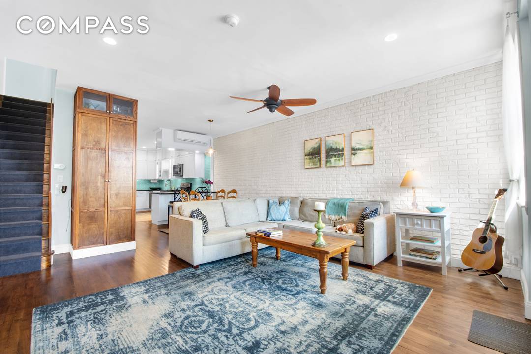 The sun shines into this stunning 2 bedroom, 2 bath duplex condo that easily converts to 3 bedrooms.