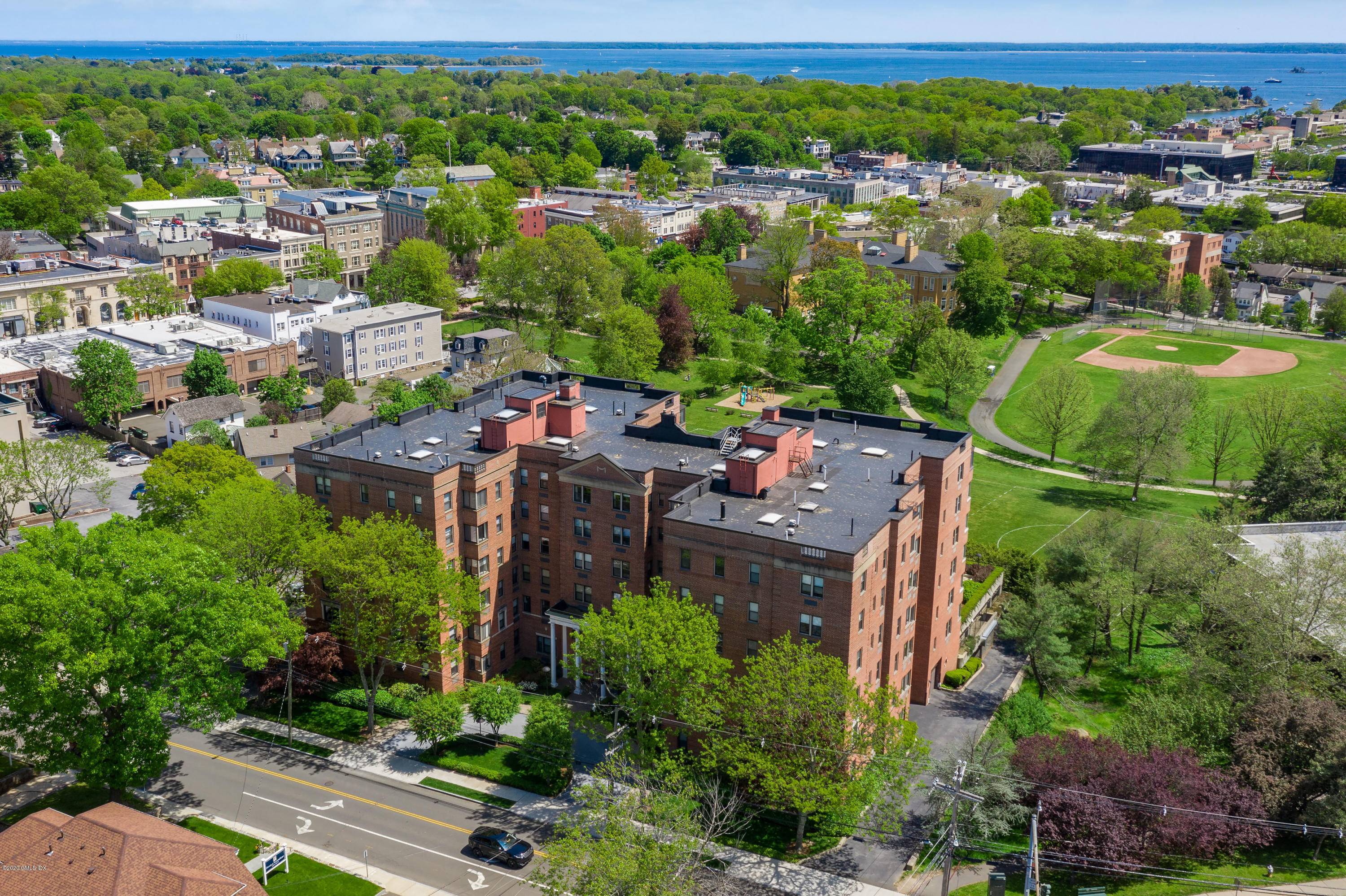 Luxury in town 3BR 3. 5BA Smart Home condominium in lovely Harbor View.