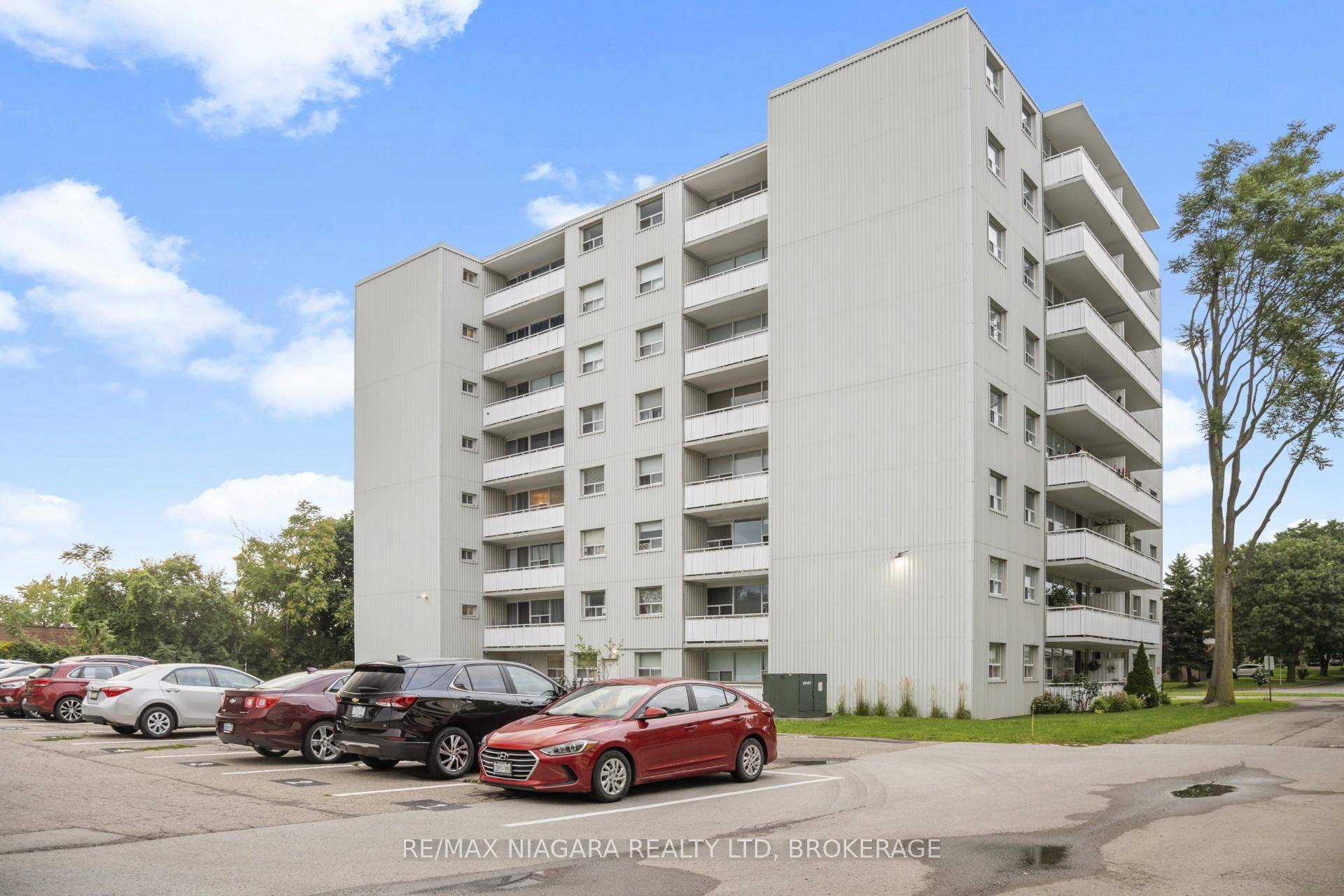 Discover your new home in this spacious 2 bedroom, 1 bathroom apartment located in a secure and friendly apartment building.