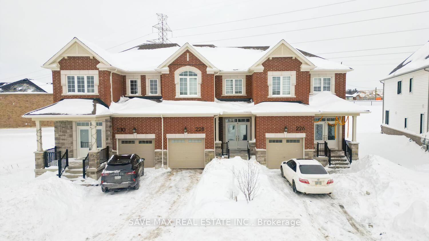 Welcome to this beautifully upgraded 2 storey freehold townhouse in the highly sought after Mattamy Wildflower Crossing community !