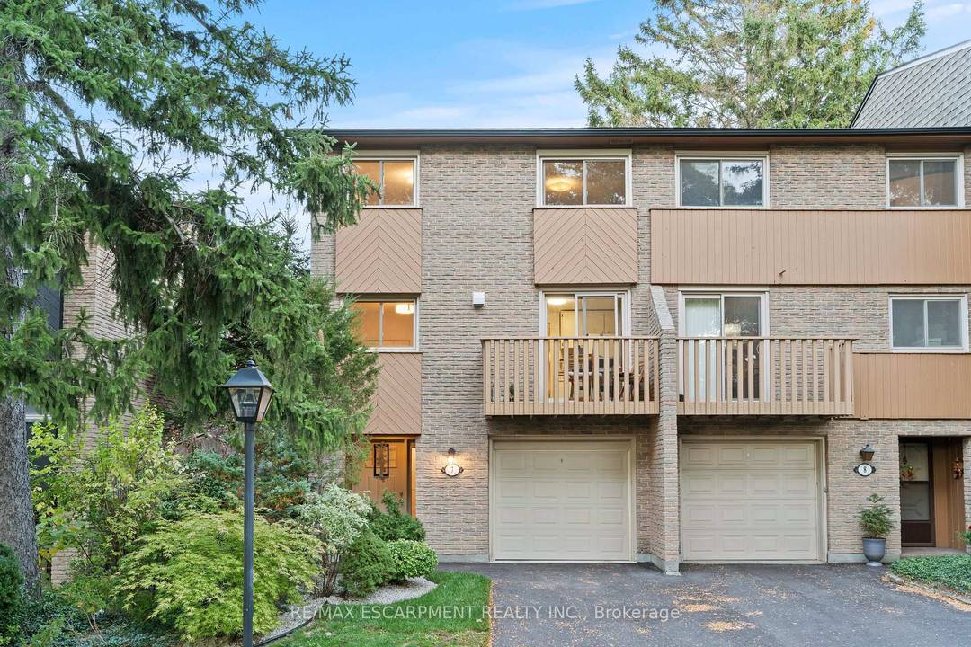 Beautiful end unit townhouse located in the highly desirable Ainslie Wood West Hamilton area.
