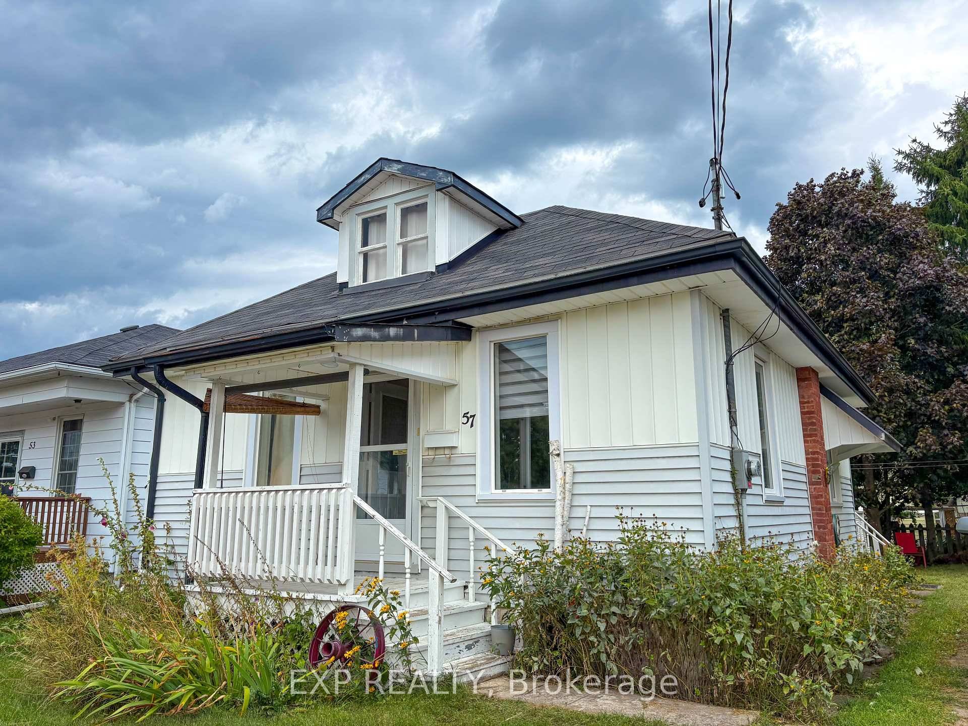 Charming Fixer Upper in a Nice Neighborhood !