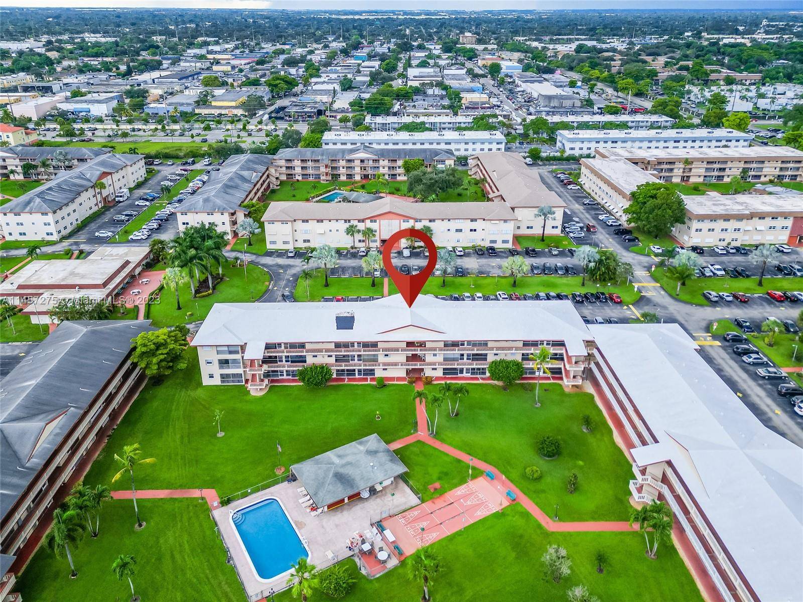 Here is an excellent 55 condo located in the heart of Hollywood and located on the 2nd floor, with an elevator and community laundry room facility.