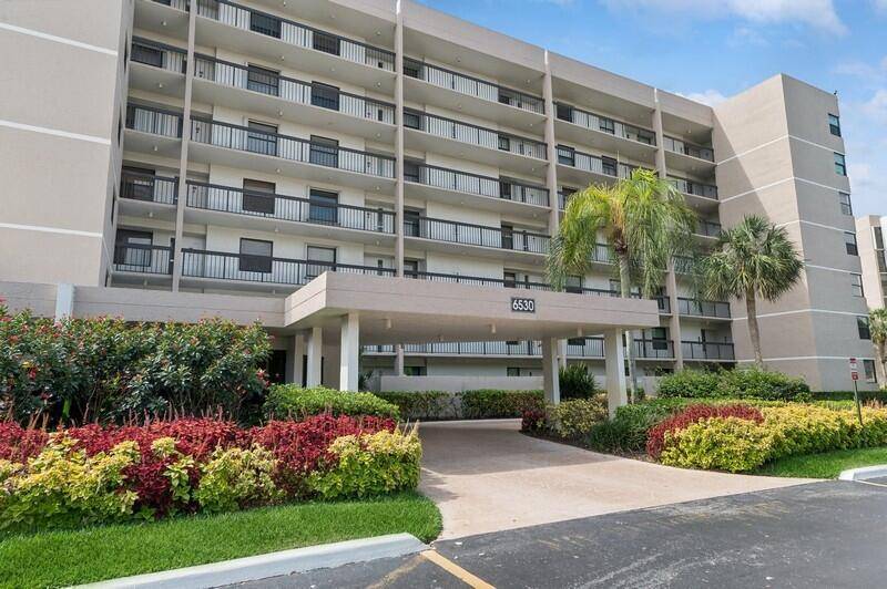 Totally renovated, updated condo detailed inbeautiful neutral tones and looking to thewonderful Via Mizner Golf City Club course.