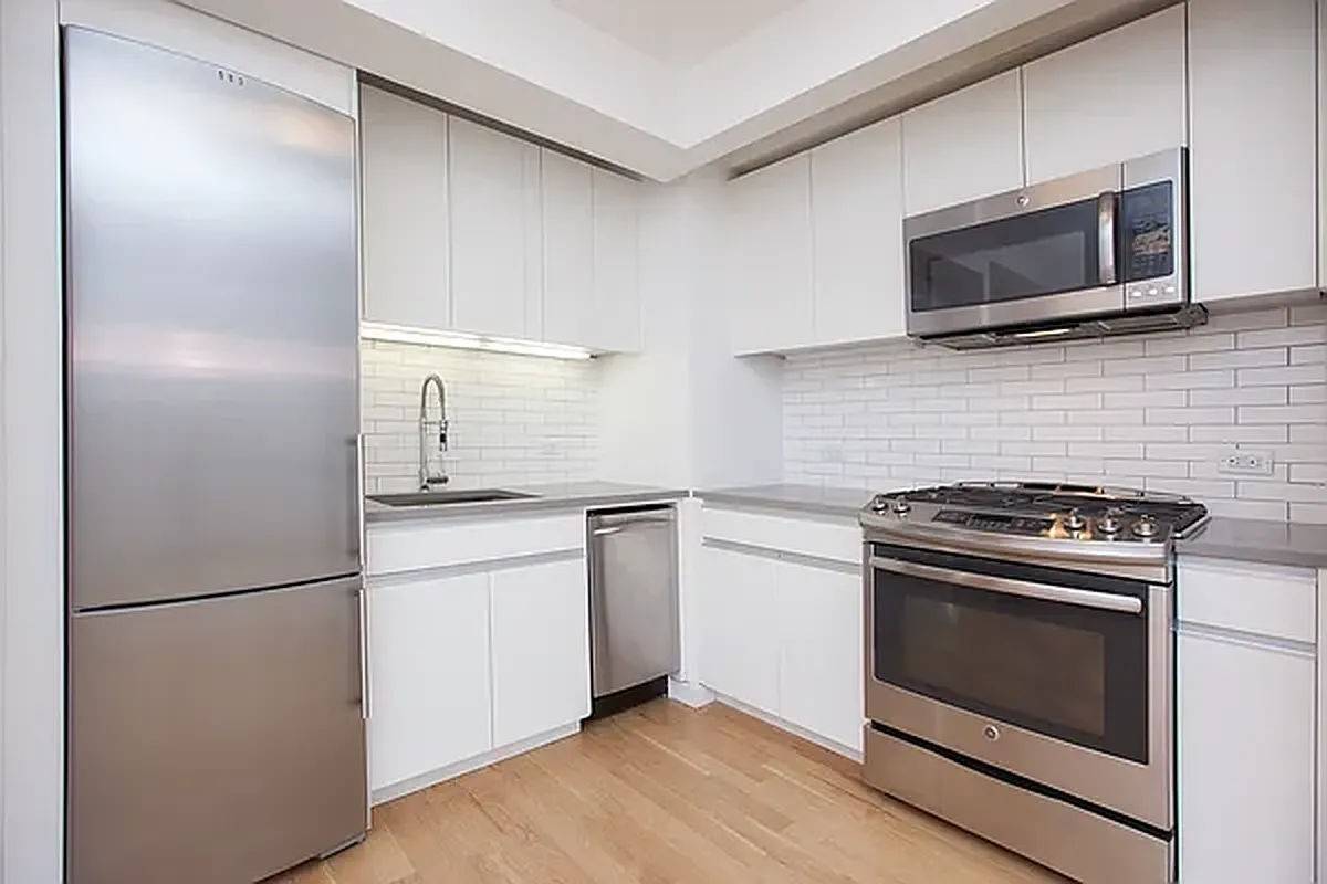 Luxury Living in LES ! South Facing Studio with Condo Finishes, Washer Dryer in Unit !