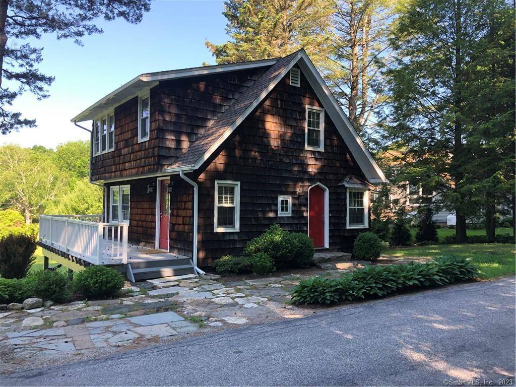 Comfortable One Bedroom Cottage on Warren's best farm walking, running, bike riding road near Warren Town Center.