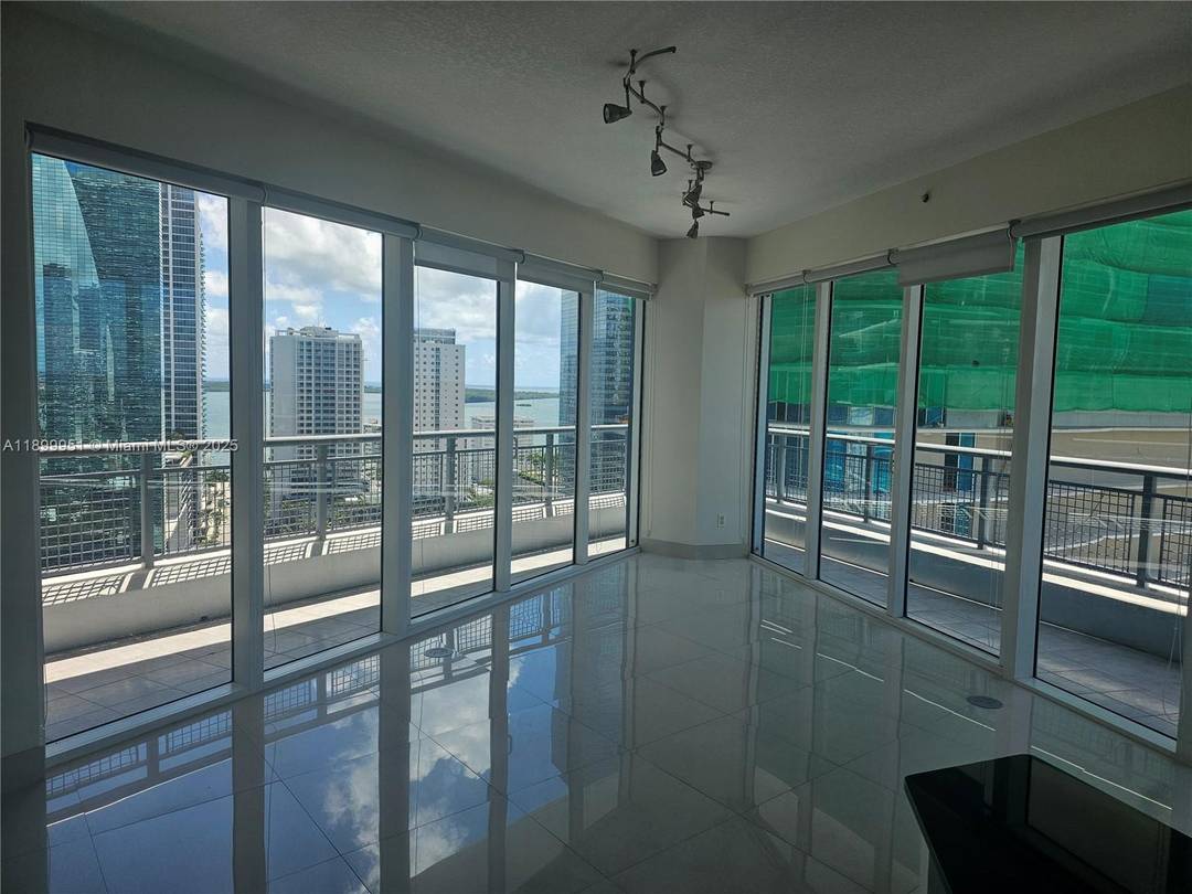 UNIQUE 2BD 2. 2 BATH WITH 270 DEGREE VIEW OF BRICKELL.