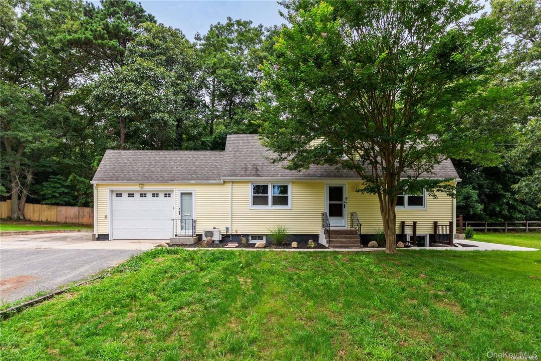 A beautiful renovated horse property, backing a 200 acre bird scanctuary, 3 Bedroom, 2 Full Bathroom Sun Lit Cape located in Middle Island, New York.