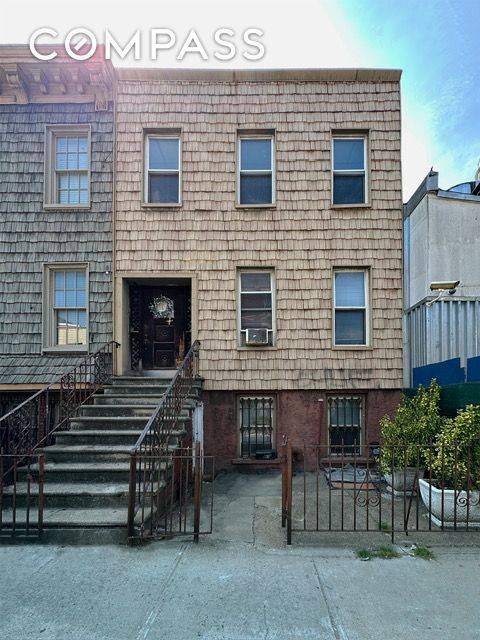 Offered for the first time in over 50 years, 569 Lorimer Street is a three story townhouse plus an unfinished cellar in the heart of Williamsburg.