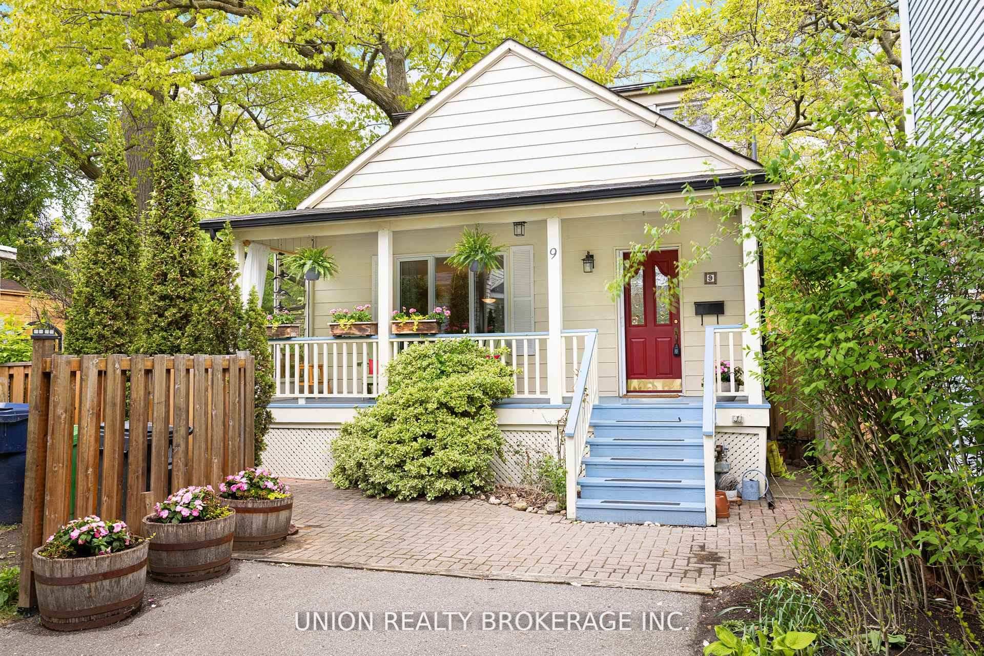 Tucked away in a classic English garden setting just a couple steps from Queen, the boardwalk, your favourite shops and restaurants.
