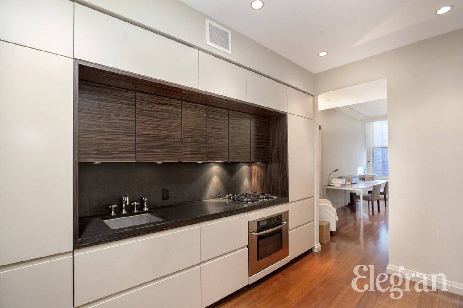This expansive one bedroom apartment with a powder room is located in the iconic Cipriani Club Residences, a 5 star luxury condominium.